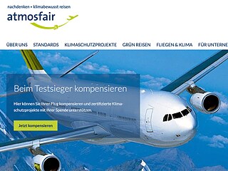 <b>Mit gutem Gewissen fliegen</b><br>Die NGO atmosfair hat sich zum Ziel gesetzt, die durch Reisen verursachte ökologische Belastung zu kompensieren. Einzelpersonen und Unternehmen können auf der Website die CO2-Belastung berechnen, die durch ihre Reise entsteht. Danach kann ein empfohlener Betrag an Klimaschutzprojekte gespendet werden. Dem Unternehmen zufolge sind so im Jahr 2017 knapp 7 Millionen Euro in den Klimaschutz geflossen.