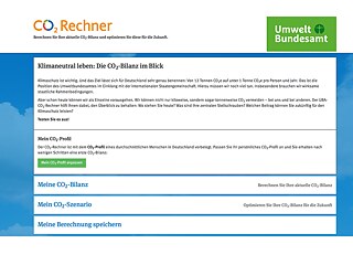 <b>Kennen Sie Ihren ökologischen Fußabdruck?</b><br>Mit dem vom Umweltbundesamt und der Initiative KlimaAktiv entwickelten CO2-Rechner kann jeder seine persönliche CO2-Bilanz berechnen. Auf deren Grundlage wird im Anschluss ein CO2-Szenario gestartet. Gute Vorsätze für die Zukunft, wie zum Beispiel die Wohnraumtemperatur um ein Grad zu senken oder auf ein umweltfreundliches Fahrzeug umzusteigen, können dabei berücksichtigt werden. Schließlich visualisiert der Rechner die Auswirkungen des persönlichen Klimaplans für die nächsten 30 Jahre. Wie weit weicht Ihr Lebensstil vom Klimaschutzziel ab, die Treibhausgase in Deutschland bis 2050 um 95% zu reduzieren?