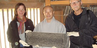 Ein Mönch zeigt eine Druckplatte über die buddhistischen Schriften verbreitet wurden. © privat Ein Mönch zeigt eine Druckplatte über die buddhistischen Schriften verbreitet wurden.