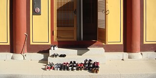 Bevor die Schülerinnen und Schüler die Tempelanlage betreten, müssen sie ihre Schuhe ausziehen. © privat Bevor die Schülerinnen und Schüler die Tempelanlage betreten, müssen sie ihre Schuhe ausziehen.
