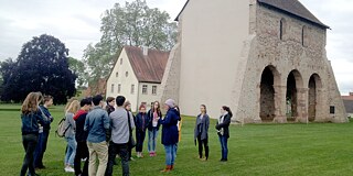 Deutsche und südkoreanische Schülerinnen und Schüler besichtigen die Welterbestätte Kloster Lorsch. © privat Deutsche und südkoreanische Schülerinnen und Schüler besichtigen die Welterbestätte Kloster Lorsch.
