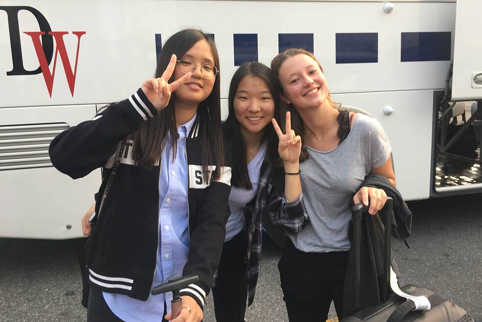 Hanna mit zwei Austauschülerinnen in Südkorea