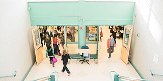 Im Gebäude der Deutschen Sonnabendschule Boston