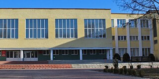 Gebäude des Gymnasiums Nr. 10 in Molodetschno