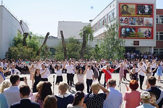 Gymnasium Nr. 1 Wolgograd, Gebäude Eingang