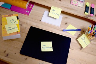 Lernangebote für zu Hause: #PASCHbleibtzuHause © PASCH-net Zuhause Deutsch lernen: Ein Schreibtisch mit Vokabel-Klebezettel