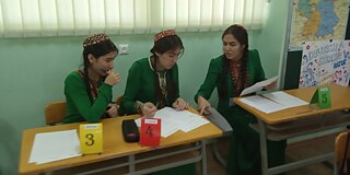 Gruppenarbeit Mittelschule Nr. 27, Turkmenabat