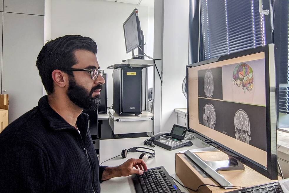 Seyed-Ahmad Ahmadi forscht am Klinikum Großhadern in München und erklärt in mehreren Audios, was BCI sind, wie sie eingesetzt werden und wo ihre Grenzen sind. 