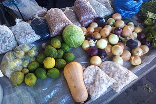 Kürbis und Limetten auf dem Markt in Maputo