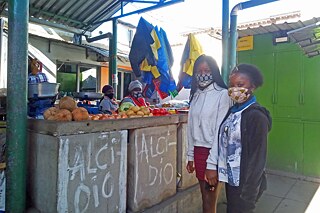 Shanaya und Yuni auf dem „Markt des Volkes“ in Maputo