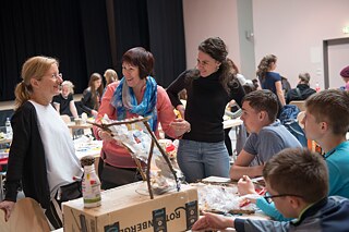 Lehrerinnen mit Schülern bei der Projektarbeit