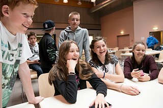 Deutsche und ukrainische Schülerinnen und Schüler in der Aula  