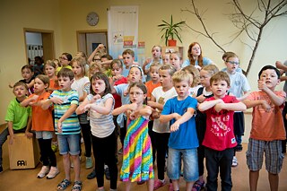 Schülerinnen und Schüler der Grundschule Neundorf begrüßen das PASCH-Mobil. 