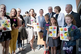 Bundespräsident Frank-Walter Steinmeier trifft auf Schülerinnen und -Schüler aus Tokio und Paris. 