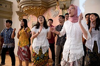Die Gruppe aus Indonesien bot eine eindrucksvolle Gesangs- und Tanzvorstellung dar. 