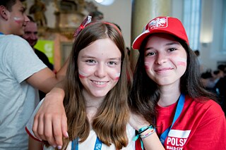 Zwei der Teilnehmerinnen aus Polen, die sich in den Farben ihres Landes gekleidet haben.