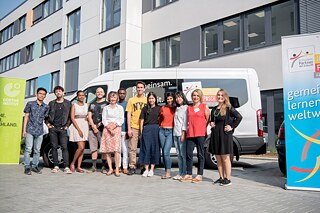 Teilnehmende begrüßen das PASCH-Mobil am Goethe-Institut Göttingen.  