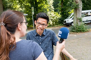 PASCH-Alumnus Philipus aus Indonesien ist beliebter Ansprechpartner für die Presse. 