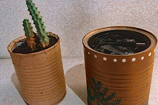 Konservendosen als Behältnis für Pflanzen oder Kabel