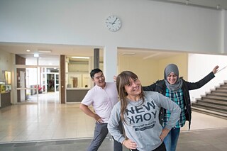 Gastschülerinnen und Gastschüler wagen ein Tänzchen am Hölty-Gymnasium. 