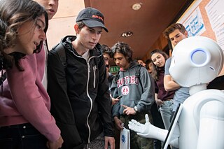 Beim Campus-Rundgang trafen sie in der Bibliothek der Hochschule auf Bernd den Roboter 