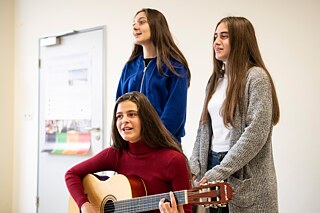 Georgische Schülerinnen der 52. Öffentlichen Schule Tbilissi (DSD-Schule) musizieren.