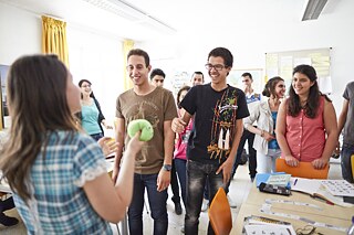 Deutsch-Sprachlerner bei einem Workshop.