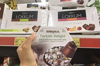 Im Supermarkt gibt es Süßigkeiten wie Lokkum oder Pişmaniye