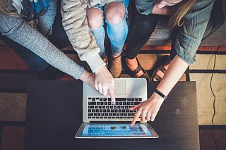 Teilnehmende Schulen am Umweltprojekt „Your planet. You plan it.“ Foto: Unsplash/John Schnobrich Personen sitzen vor einem Laptop.