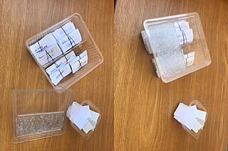 Plastikbox mit Karteikarten