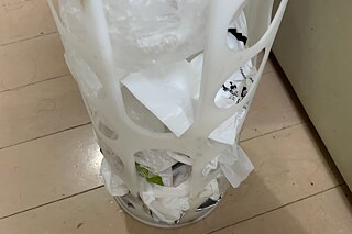 In so einem Behälter lassen sich Plastiktüten gut aufbewahren.