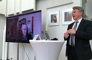 Botschafter Konrad Arz von Straussenburg begrüßt die Schulleitungen © ZfA/ Milena Rehn Botschafter Konrad Arz von Straussenburg begrüßt die Schulleitungen