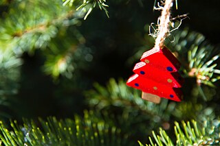 Ein Tannenbaumanhänger im Christbaum.