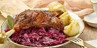  Gänsekeule mit Rotkraut und Klößen