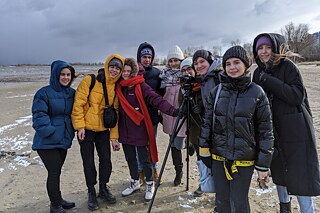 Gruppe von Schülerinnen am Strand