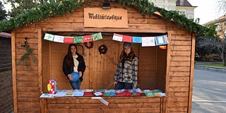 Schülerinnen in einem Holzhaus