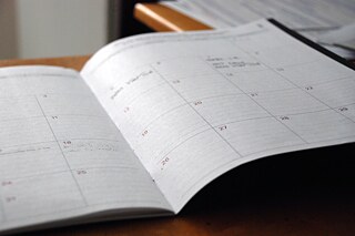 Kalender Eric Rothermel © Unsplash Aufgeschlagener Tischkalender