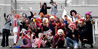 Gruppenfoto in Verkleidungen