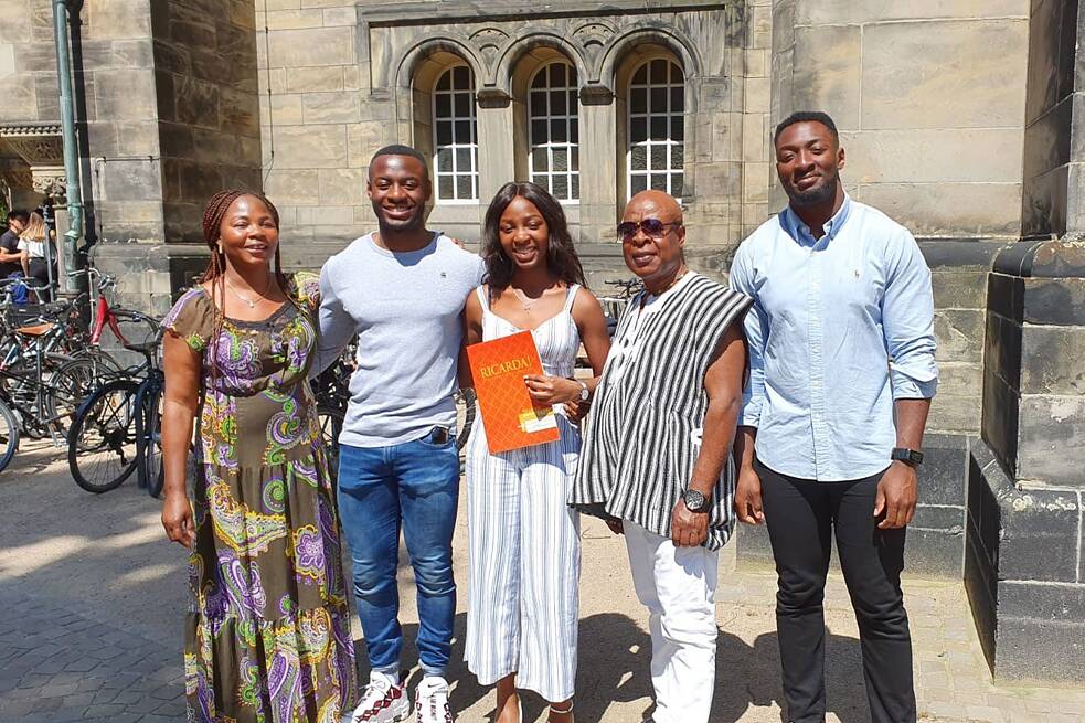 Meine Familie und ich bei meiner Abientlassung 2019