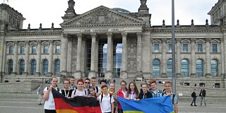 Gruppenfoto vor dem Bundestag