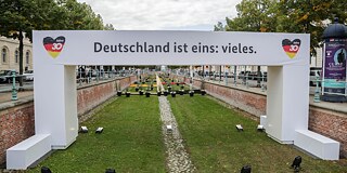 Deutschland ist eins © picture alliance / Andreas Gora Deutschland ist eins-Schriftzug als Kunst