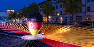 30 Jahre deutsche Wiedervereinigung © picture alliance/Soeren Stache Herz und Deutschlandfarben