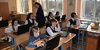 Schüler lernen am Computer