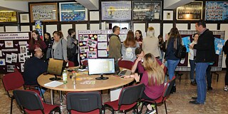 Ausstellung in der Schule mit Plakaten