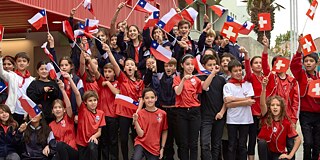 Gruppenfoto der Schüler*innen mit Flaggen