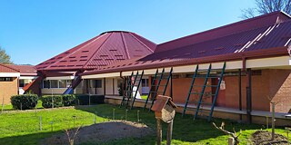 Schulgarten mit Vogelhaus