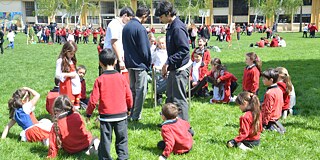 Kinder bei Projekten auf einer Wiese