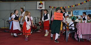 Schulkinder bei einem Trachtenumzug