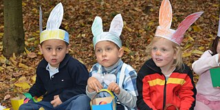 Schulkinder in Osterverkleidung