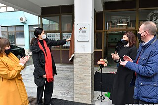 PASCH-Plakette wird angebracht